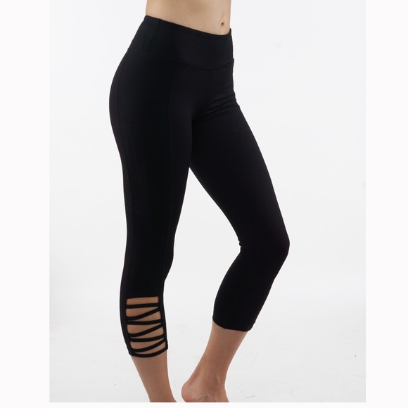 Black capri leggings with side cutouts - Picture 4 of 6